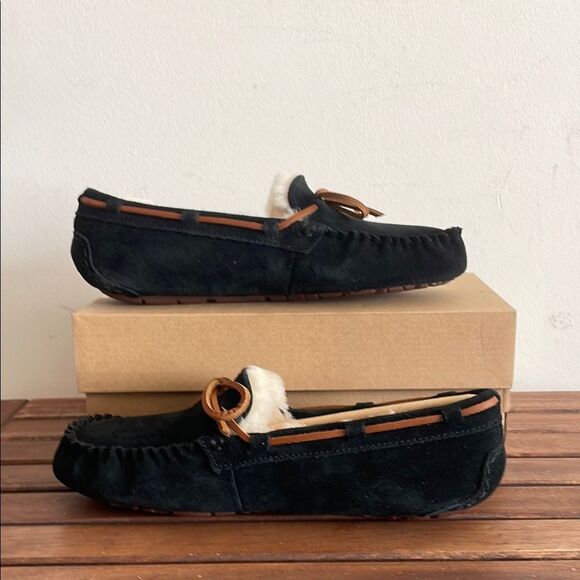 UGG Women's Dakota Slippers Black USA Women Size 7/UK 5/EU 38 - Picture 3 of 12